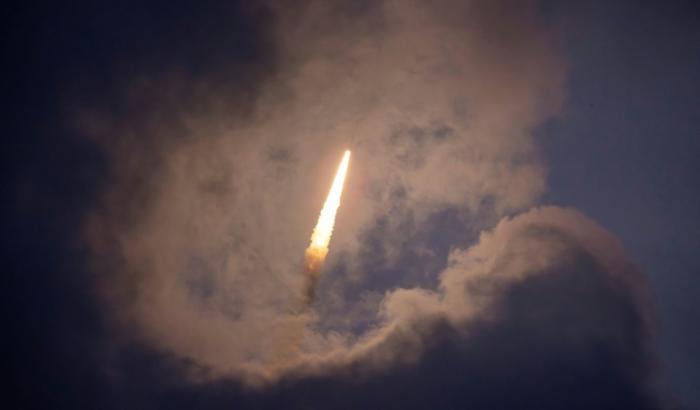 Lancement d'une fusée depuis le pas de tir européen de Kourou, en Guyane française, le 5 décembre 2024