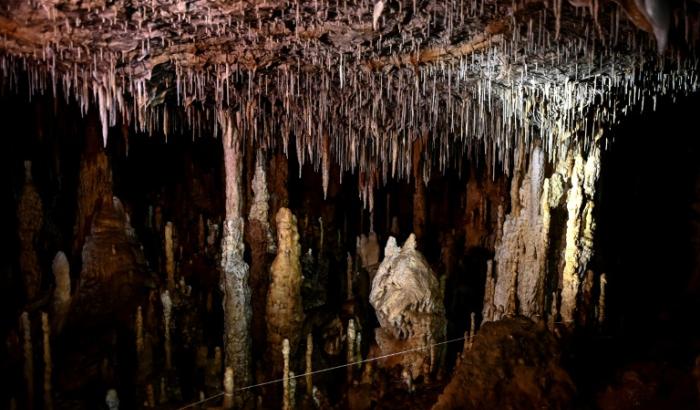 Des formations minérales, stalactites et stalagmites à l'intérieur de la grotte de Cussac, lors d'une visite exclusive autorisée parl a DRAC de Nouvelle-Aquitaine, le 20 février 2025 au Buisson-de-Cadouin, en Dordogne