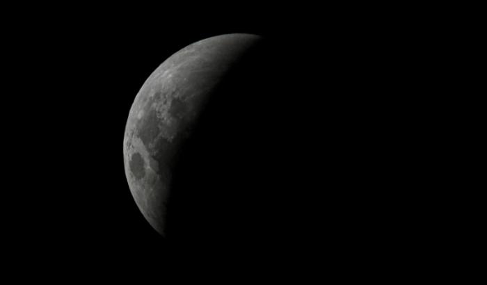 Die totale Mondfinsternis ist am Montagmorgen in Deutschland nur schwer zu beobachten gewesen. Der Himmel war zum Zeitpunkt des Spektakels schon recht hell, und der Mond stand kaum über dem Horizont. Besser sichtbar war die Finsternis in Südamerika.