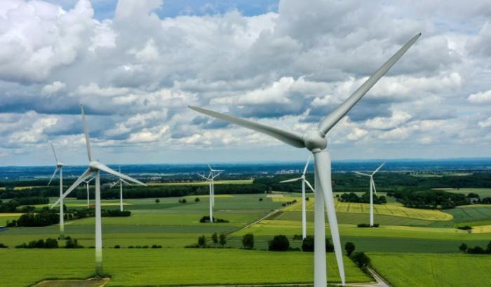 Viele Fledermausarten werden durch Windräder in der Nähe von Gewässern verdrängt. Sie könnten dadurch schlechter mit heißen und trockenen Sommern zurechtkommen, wie das Leibniz-Institut für Zoo- und Wildtierforschung mitteilte.