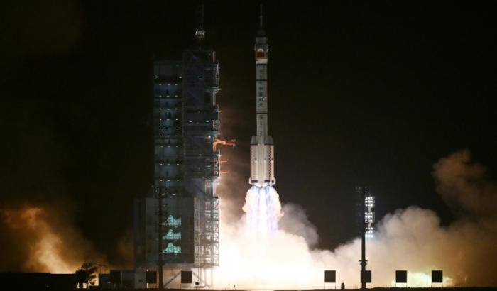An der chinesischen Raumstation Tiangong ist eine Raumfähre mit drei Taikonauten angedockt.