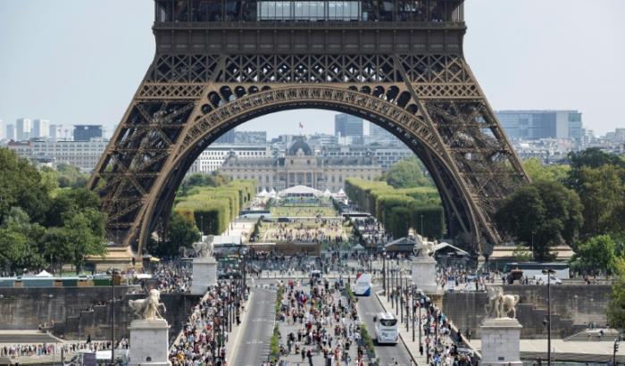 Photo du premier étage de la tour Eiffel, où ont été inscrits les noms de 72 hommes scientifiques