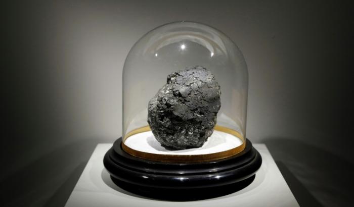 Orgueil, une chondrite tombée en France en 1864, lors de l'exposition "Météorites entre ciel et terre", le 17 octobre 2017 au Muséum national d'histoire naturelle à Paris