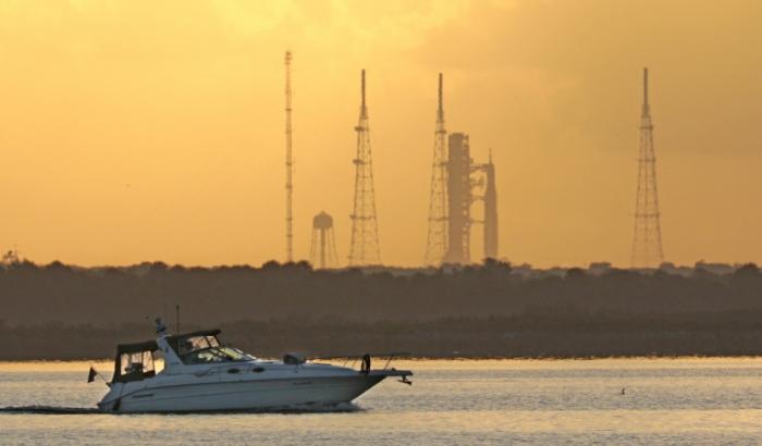 Un bateau passe au large de la fusée SLS Artémis 2 de la Nasa au Centre spatial Kennedy, au lever du soleil à Cap Canaveral, en Floride, le 1er avril 2026