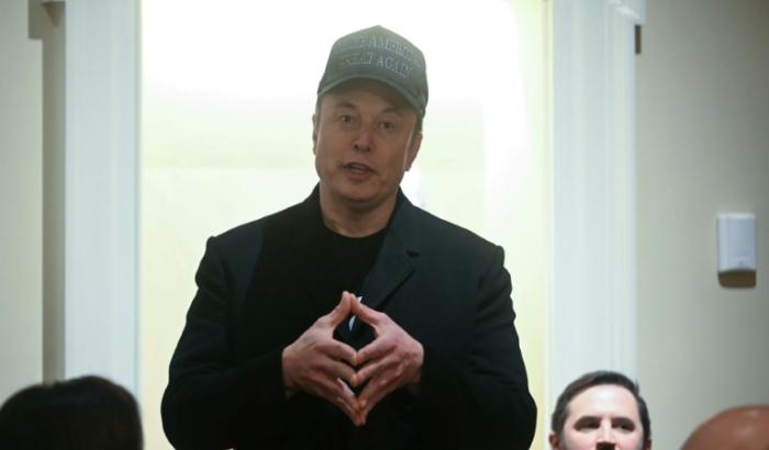 Trotz heftiger Proteste aus den Reihen der Wissenschaft bleibt US-Präsidentenberater Elon Musk Mitglied der britischen Royal Society. 3400 Wissenschaftler hatten in einer Petition seinen Ausschluss gefordert.