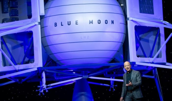 Jeff Bezos présente Blue Moon, un véhicule d'atterrissage lunaire, lors d'un événement Blue Origin à Washington, le 9 mai 2019