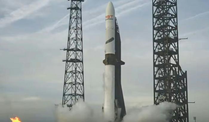 Blue Origin, das Raumfahrtunternehmen von US-Milliardär Jeff Bezos, hat erstmals den Antrieb seiner New-Glenn-Rakete wiederverwendet und damit einen Fortschritt im Wettbewerb mit dem Konkurrenten SpaceX erzielt.