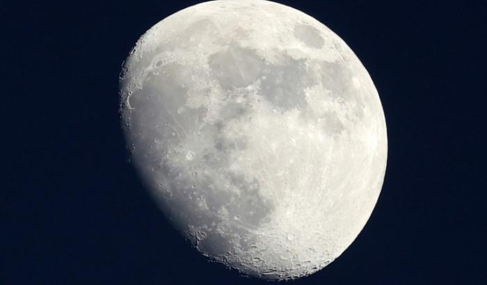 La lune se lève au sud de Doha, au Qatar, le 12 novembre 2024.