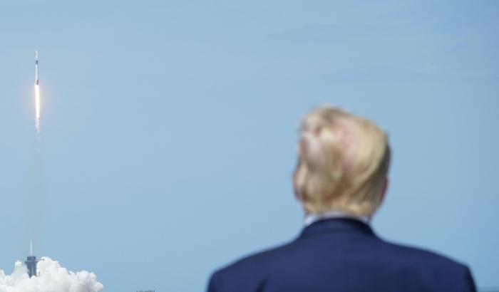 Donald Trump regarde le décollage d'une fusée Falcon 9 de SpaceX pour la mission Demo-2, en Floride le 30 mai 2020