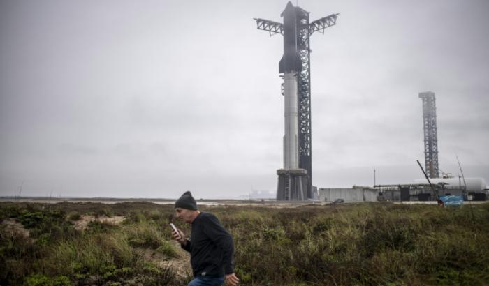 Das US-Raumfahrtunternehmen SpaceX des Multimilliardärs Elon Musk hat einen erneuten Testflug der Riesenrakete Starship wegen eines technischen Problems in letzter Minute abgesagt. Es sollte der insgesamt achte Starship-Testflug werden.