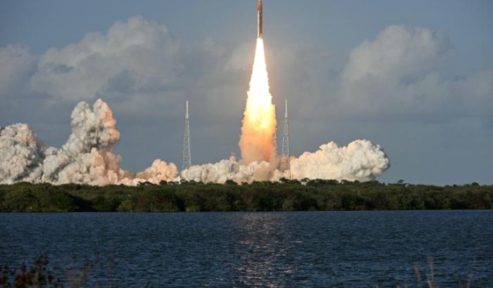 "Wir fliegen zum Mond!": Nach mehr als 50 Jahren haben sich mit der historischen Mission Artemis 2 wieder Astronauten auf den Weg zum Mond gemacht. Die Trägerrakete SLS mit vier Astronauten an Bord der Raumkapsel Orion hob in Florida ab.