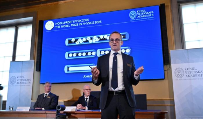 Goeran Johansson, membre du comité Nobel de physique, explique le domaine scientifique des lauréats du prix Nobel de Physique 2025 lors d'une conférence de presse à l'Académie royale des sciences de Suède, le 7 octobre 2025 à Stockholm