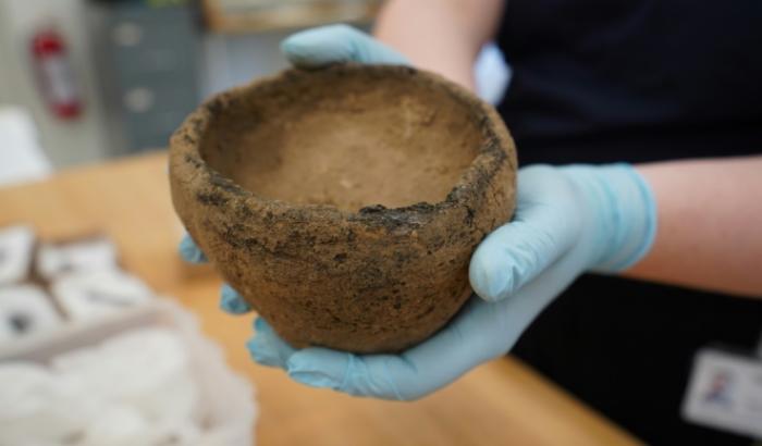In Dänemark sind rund 30 mutmaßliche Wikingergräber aus dem zehnten Jahrhundert entdeckt worden. Nach Angaben eines Museums handelt es sich möglicherweise um die letzte Ruhestätte einer adligen Familie, die im Dienst des legendären Wikingerkönigs Harald Blauzahn stand.