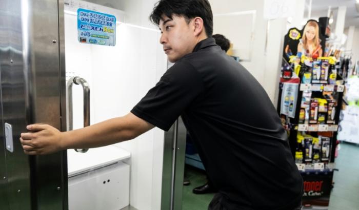 Un employé de Konoe déplace un "réfrigérateur humain", dans l'entrepôt de son entreprise, situé à Higashiosaka, dans la préfecture d'Osaka, le 21 août 2026