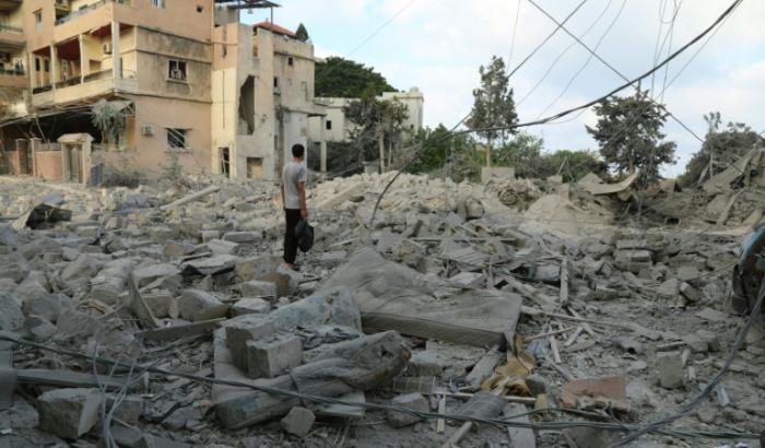 Un homme au milieu des décombres après des frappes aériennes israéliennes survenues la veille, près du site archéologique des thermes romains à Tyr, dans le sud du Liban, le 8 juin 2026