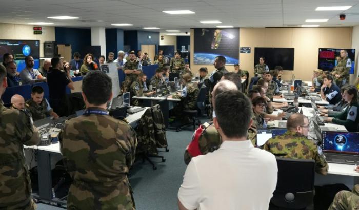 Des militaires participent à l'exercice SparteX 2026 sur la base aérienne 101 du commandement de l'espace, à Toulouse le 18 février 2026