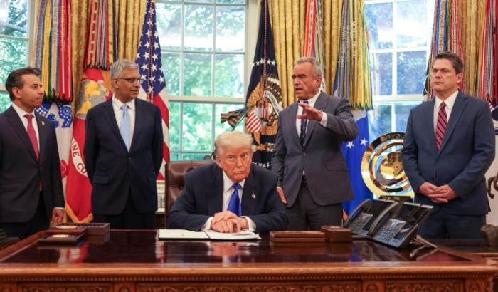 US-Präsident Trump hat Einschränkungen bei der Finanzierung einer vor allem im Zusammenhang mit der Corona-Pandemie umstrittenen Forschungsmethode angekündigt. Die USA würden die Finanzierung von sogenannten Gain-of-Function-Experimenten in bestimmten Ländern stoppen, hieß es in einem neuen Präsidentenerlass.