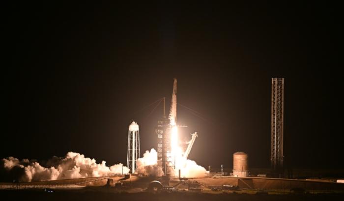 Nach mehrfacher Verschiebung sind drei US-Astronauten und ein russischer Kosmonaut zu einer sechsmonatigen Mission auf der Internationalen Weltraumstation ISS gestartet. Eine Falcon-9-Rakete des US-Raumfahrtunternehmens SpaceX hob in Florida ab.