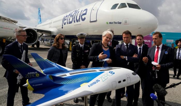 Le président Emmanuel Macron et le PDG d'Airbus Guillaume Faury examinent le concept d'avion Airbus Zero lors du Salon international de l'aéronautique et de l'espace de Paris-Le Bourget, le 19 juin 2023
