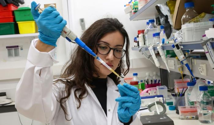 Une chercheuse travaille dans un laboratoire de l'institut Volcani, à Beit Dagan, près de Tel-Aviv, le 20 mars 2024