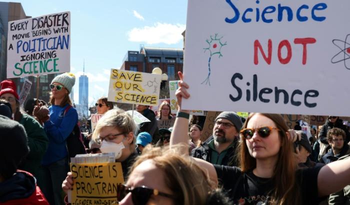 Angesichts des radikalen Kürzungskurses der Regierung von US-Präsident Donald Trump in der Forschung sind in den USA landesweit Wissenschaftler auf die Straße gegangen.