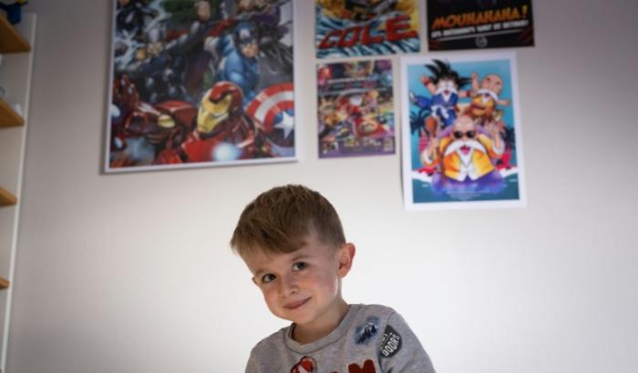 Sacha, 8 ans, atteint de la myopathie de Duchenne, dans sa chambre à Obernai, dans le Bas-Rhin, le 6 novembre 2024