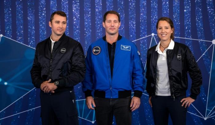 Les astronautes français Arnaud Prost (g), Thomas Pesquet (c) et Sophie Adenot (s), lors d'une cérémonie de présentation des cinq nouvelles recrues astronautes de carrière de l'Agence spatiale européenne à Paris, le 23 novembre 2022