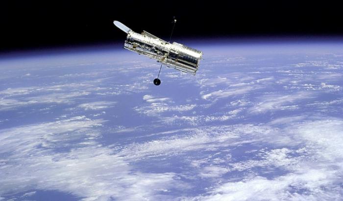 Schon seit 1990 leistet das Weltraum-Teleskop Hubble gute Dienste - die US-Raumfahrtbehörde Nasa und das private Raumfahrtunternehmen SpaceX prüfen daher, ob sie die Lebenszeit des Teleskops durch ein Manöver im All verlängern können.