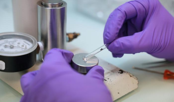 Un technicien presse des échantillons de graphite dans une cathode en aluminium afin d’éviter toute contamination avant le processus de mesure, au laboratoire LMC14 (Laboratoire de Mesure du Carbone 14) du Commissariat à l’Énergie Atomique et aux Énergies Alternatives (CEA), à Saclay, le 22 mai 2025.