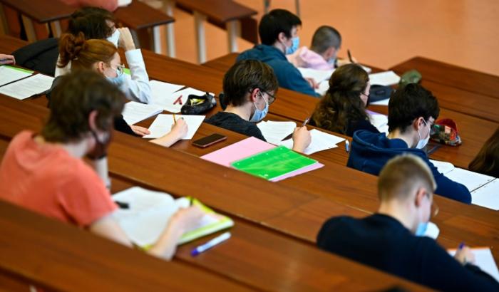 Die Zahl der Studienbeginner in den Geisteswissenschaften ist binnen 20 Jahren um 22 Prozent gesunken. Entschieden sich 2003 noch rund 63.500 Menschen dafür, waren es 2023 nur noch rund 49.500, wie das Statistische Bundesamt mitteilte. 
