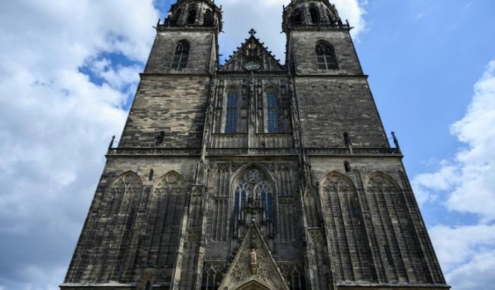 Mehr als tausend Jahre nach seinem Tod werden die Gebeine des legendären Kaisers Otto I. in einem neuen Sarg im Magdeburger Dom beigesetzt. Am kommenden Dienstag ist eine feierliche Zeremonie geplant.