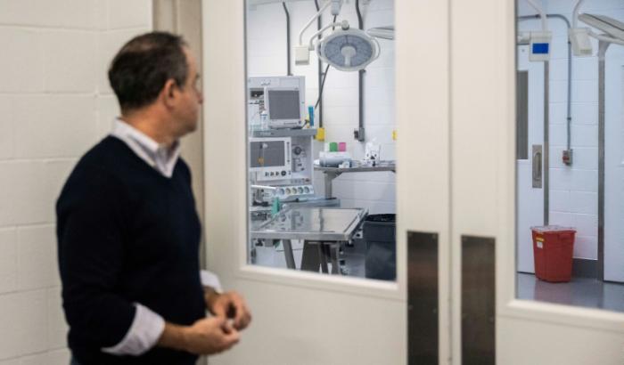 Le porte-parole de United Therapeutics regarde la salle d'opération où seront prélevés les organes des cochons dans une nouvelle installation de l'entreprise près de Blacksburg, dans l'Etat américain de Virginie, le 20 novembre 2024