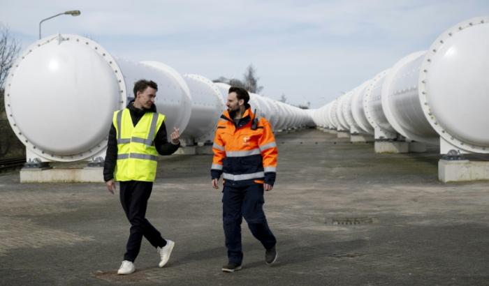 Le directeur du Centre européen hyperloop, Sascha Lamme (à gauche), et le directeur de la technologie et de l'ingénierie de Hardt Hyperloop, Marinus van der Meijs (à droite), devant des installations du centre à Veendam (Pays-Bas), le 26 mars 2024