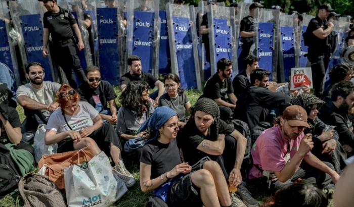 Nach Protesten hunderter Studenten hat der türkische Präsident Recep Tayyip Erdogan seine umstrittene Anordnung zur Schließung der privaten Istanbuler Bilgi-Hochschule rückgängig gemacht.
