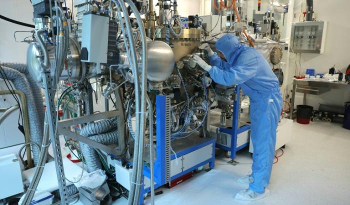 Un chercheur travaille dans un laboratoire de recherche III-V Lab de Nokia-Thales-CEA Leti, à Palaiseau, au sud de Paris, le 16 octobre 2024