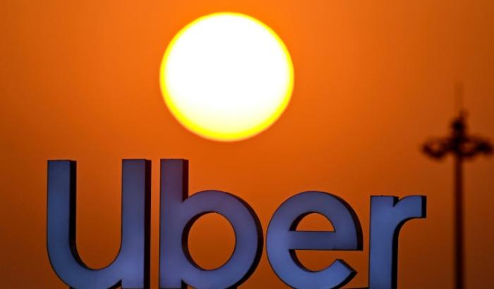 Der Fahrdienstleister Uber und der Technologiekonzern Nvidia wollen ab dem Jahr 2027 fahrerlose Taxis auf die Straßen bringen. Dafür schlossen sie eine Partnerschaft unter anderem mit Mercedes-Benz.