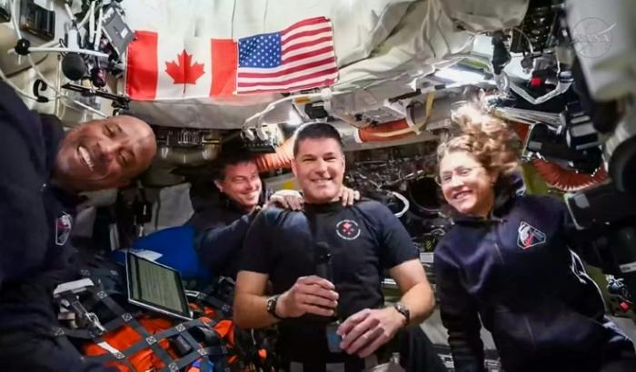 Für die Artemis-Astronauten steht am Montag der wichtigste Teil ihrer Mond-Mission an: Ihre Orion-Raumkapsel soll den Erdtrabanten umfliegen. Für das Manöver sind sechs Stunden vorgesehen.