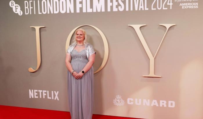 Louise Brown, premier "bébé-éprouvette", pose lors de la présentation du film "Joy" au Festival du film de Londres, le 15 octobre 2024
