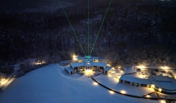 Photo diffusée par l'Institut Leibniz de physique atmosphérique, le 19 février 2026, montrant trois lasers verts mesurant les vents et les températures dans la stratosphère et la mésosphère à l'institut de Kuhlungsborn, le 30 novembre 2023 en Allemagne
