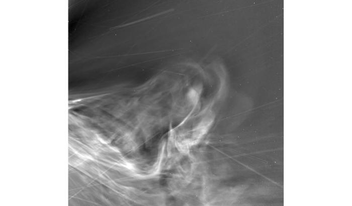 Une image fournie par la Nasa le 15 juillet 2025, prise par la sonde Parker pendant son approche record du Soleil en décembre 2024, montre le vent solaire s'échappant de la surface de l'astre
