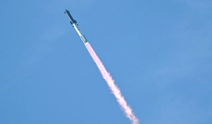 Eine Starship-Rakete des privaten US-Raumfahrtunternehmens SpaceX ist erstmals erfolgreich in die Erdumlaufbahn gestartet. Die Riesenrakete hob am Montag zu ihrem 14. Testflug vom Weltraumbahnhof Starbase in Texas ab und erreichte den Orbit.
