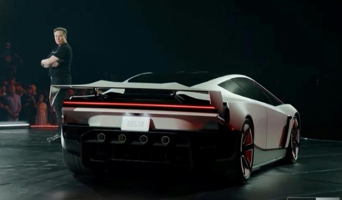Capture d’écran réalisée le 16 octobre 2026 à partir d’une retransmission en direct diffusée par Tesla montrant le milliardaire Elon Musk dévoilant la nouvelle génération de la voiture électrique Roadster, le 15 octobre à McGregor, au Texas