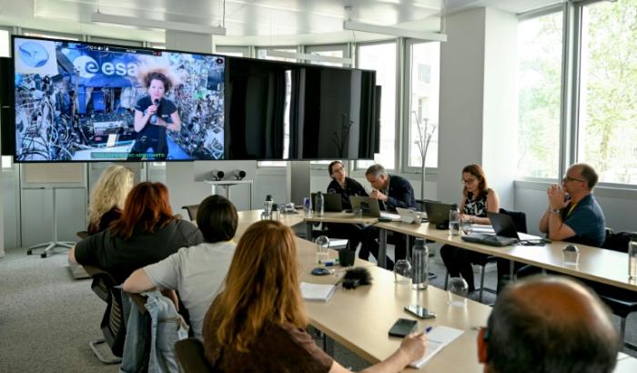 L'astronaute française Sophie Adenot, vue sur un écran dans la Station spatiale internationale, répond à des questions de journalistes présents au siège de l'Agence spatiale européenne, à Paris, le 2 septembre 2026