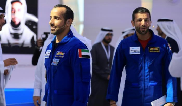 Les astronautes émiratis Sultan al-Neyadi (droite) et Hazzaa al-Mansoori, lors d'une conférence de presse à Dubaï le 2 février 2023