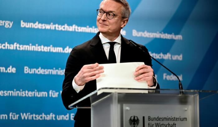 Bundesdigitalminister Karsten Wildberger (CDU) hat weitere Entlastungen durch Bürokratieabbau angekündigt. Zum Beispiel werde die Arztüberweisung digitalisiert und in Papierform abgeschafft, sagte der Minister.