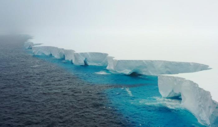 Vue aérienne de l'iceberg A23a, distribuée par EYOS Expeditions le 19 janvier 2024