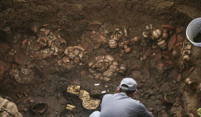 Archäologen haben in Panama ein mehr als tausend Jahre altes Grab entdeckt. Neben menschlichen Überresten fanden sie darin Gold und Keramik, wie die Ausgrabungsleiterin Julia Mayo der Nachrichtenagentur AFP sagte.