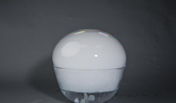 cuvette avec une bulle de savon