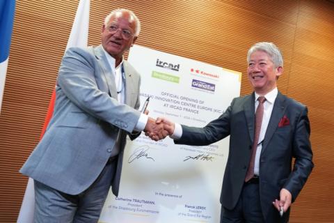 Jacques Marescaux (gauche), le président et fondateur de l'Institut de recherche contre les cancers de l'appareil digestif (Ircad), et Yasuhiko Hashimoto, le patron de Kawasaki Heavy Industries, se serrent la main lors d'une conférence de presse à Strasbourg, le 7 septembre 2026