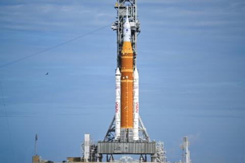 Die US-Raumfahrtbehörde Nasa hat am Freitag den frühestmöglichen Starttermin ihrer Mondmission Artemis 2 um zwei Tage nach hinten verschoben. Grund sei die Wettervorhersage, teilte die Nasa mit.